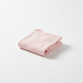 Body bébé en coton rose sur fond blanc